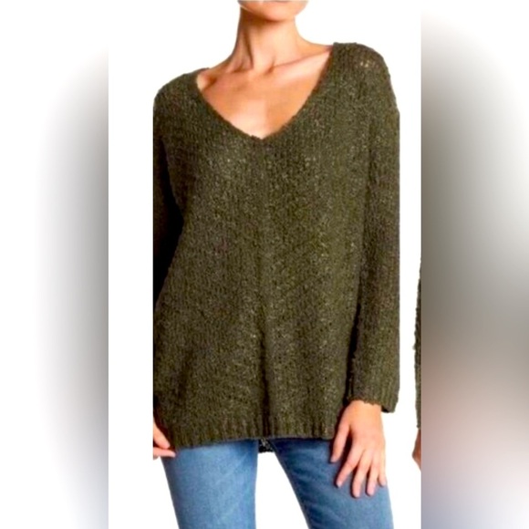 ASTR The Label - Olive Green Popcorn Boucle Deep V With Cutout Slashed Sweater M - Picture 1 of 12